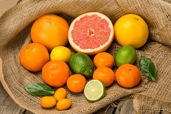 Hàm lượng axit của cam, bưởi, chanh có thể ăn mòn men răng, khiến răng dễ bị sâu hơn