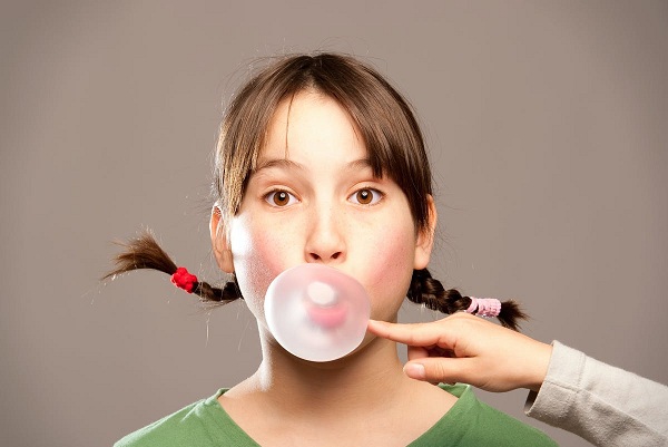 Kẹo cao su không đường giúp làm sạch mảng bám trên răng