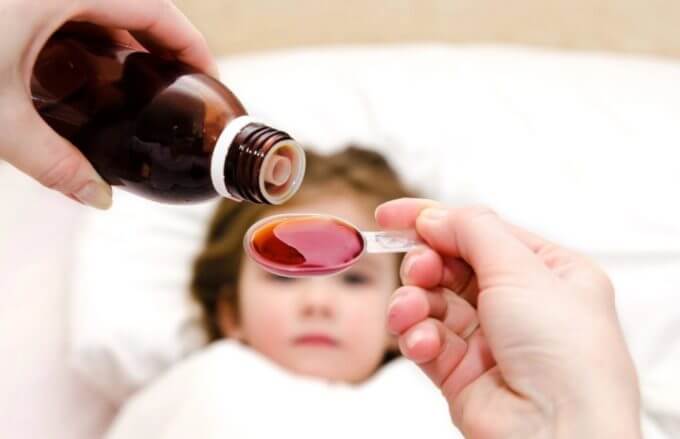 Có những thành phần chính nào trong thuốc hắt hơi sổ mũi cho bé?
