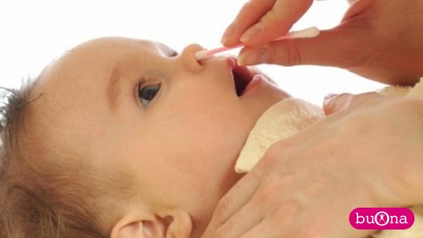 Vệ sinh mũi cho trẻ sơ sinh bằng tăm bông
